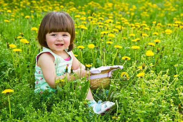 Chica feliz en el prado con flores blancas — Foto de Stock