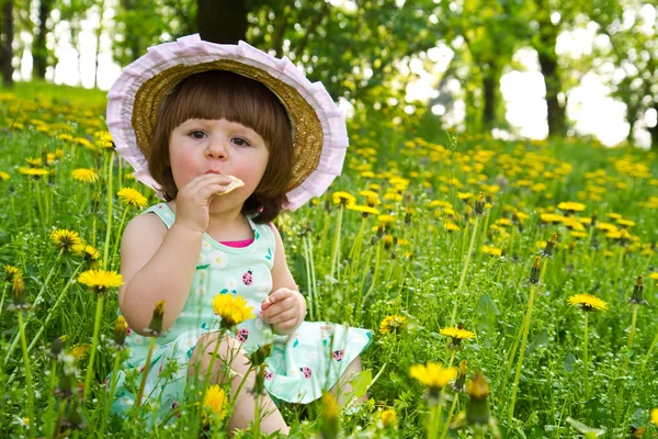 Gadis bahagia di padang rumput dengan bunga putih — Stok Foto