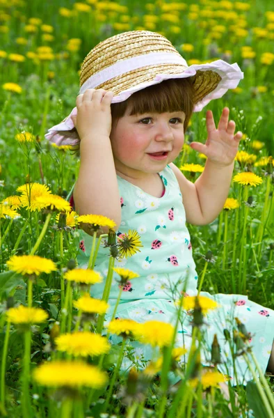 Chica feliz en el prado con flores blancas — Foto de Stock
