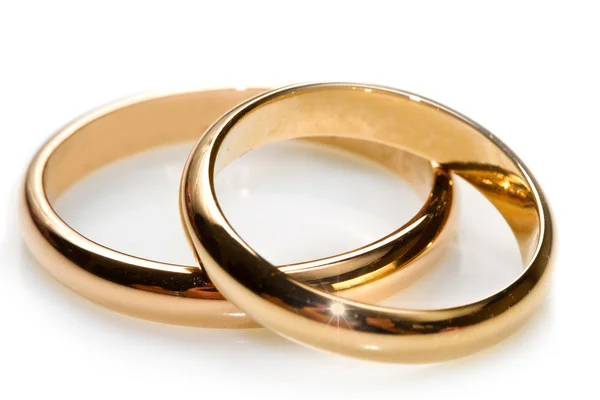 Casal de anéis de casamento de ouro no fundo branco — Fotografia de Stock