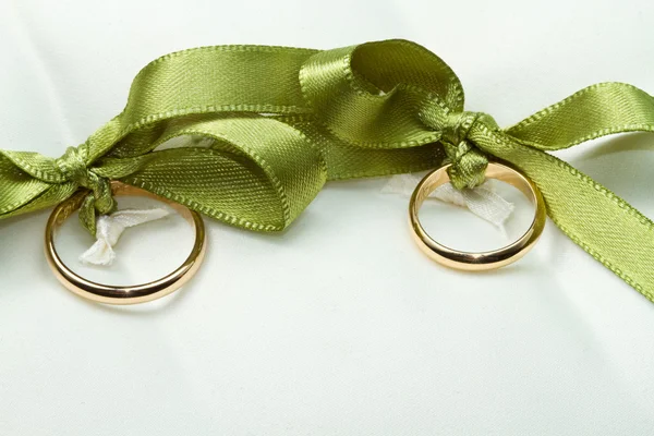 Gold wedding rings on white pillow — Stock Photo, Image