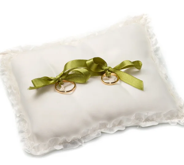 Gold wedding rings on white pillow — Stock Photo, Image