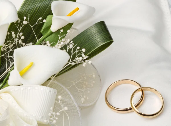 Anillos de boda con ramo de calas —  Fotos de Stock