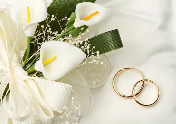 Fedi nuziali con bouquet di calla — Foto Stock