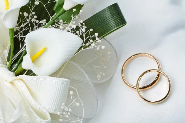 Wedding rings with calla bouquet — Stockfoto