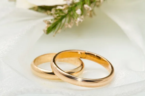 Anillos de boda con ramo de orquídeas — Foto de Stock