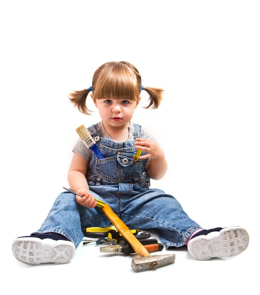 Babymeisje met werkende tool — Stockfoto