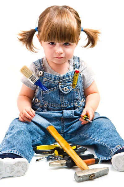 Babymeisje met werkende tool — Stockfoto