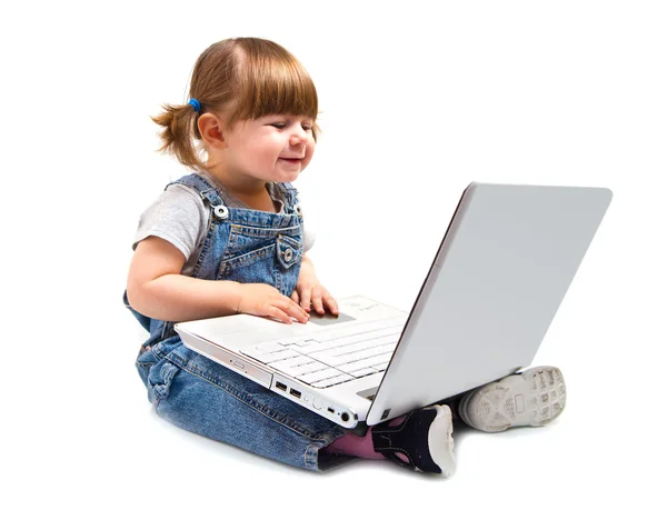 Schattig klein meisje, zittend met een laptop — Stockfoto