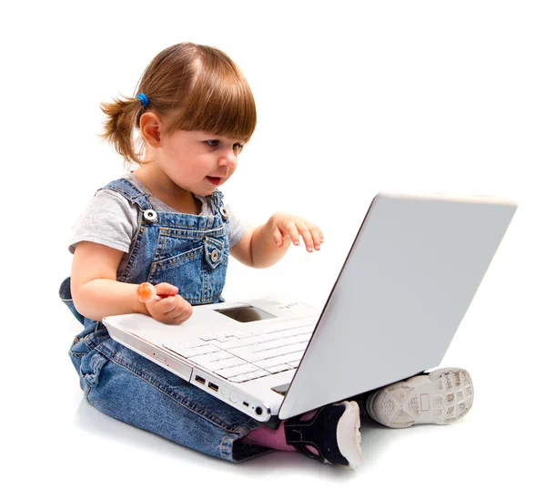 ノート パソコンに座ってかわいい女の子 — ストック写真