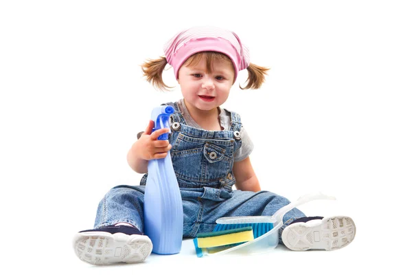 Douce petite fille faisant des travaux ménagers — Photo