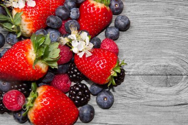 Ahşap arka planda böğürtlenler