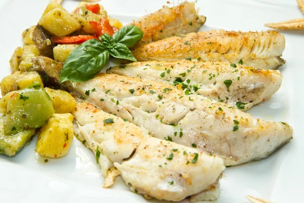 Filete de pescado con verduras — Foto de Stock