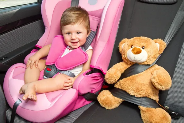 Baby in een autostoel veiligheid. veiligheid en beveiliging — Stockfoto