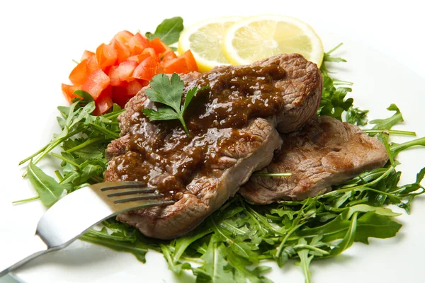 Carne vermelha grelhada fresca com legumes e molho — Fotografia de Stock