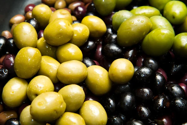 Gröna och svarta oliver — Stockfoto