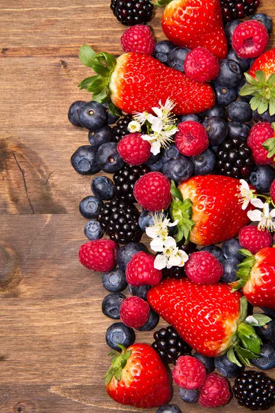 Beeren auf Holzgrund — Stockfoto