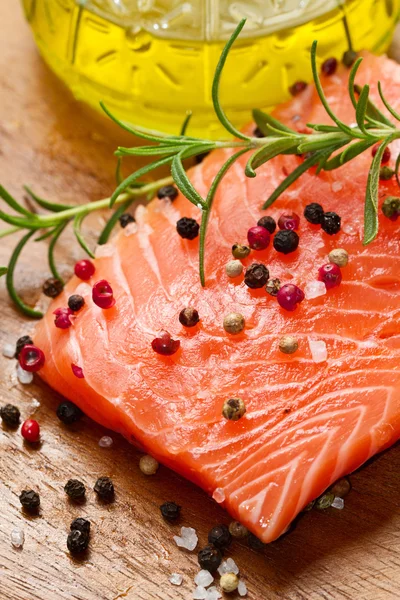 Filetto di salmone fresco su tavola di legno — Foto Stock