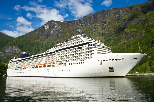 Cruise ship in Norwegian fjords — Stock Photo, Image