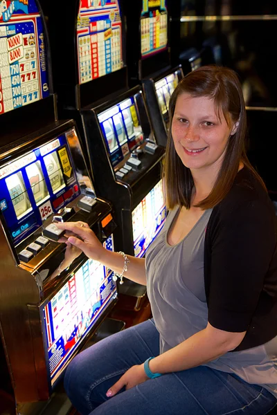 Femme dans Casino sur une machine à sous — Photo