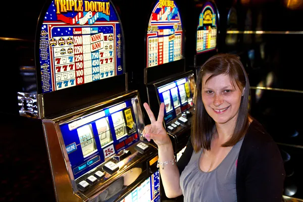 Frau im Casino am Spielautomaten — Stockfoto