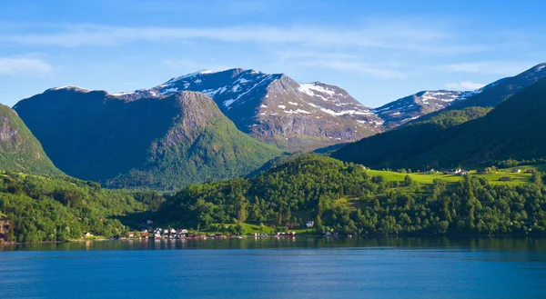 Noruega, Escandinávia, Europa. Belo fiorde e costa . — Fotografia de Stock