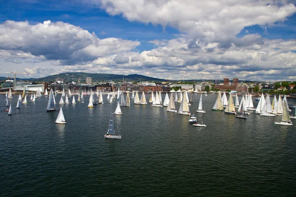 Groupe de yacht dragon voile en régate — Photo