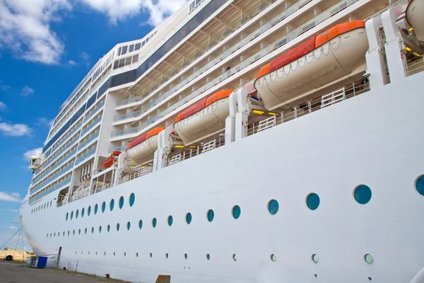 Cruise ship in Norwegian fjords — Stock Photo, Image