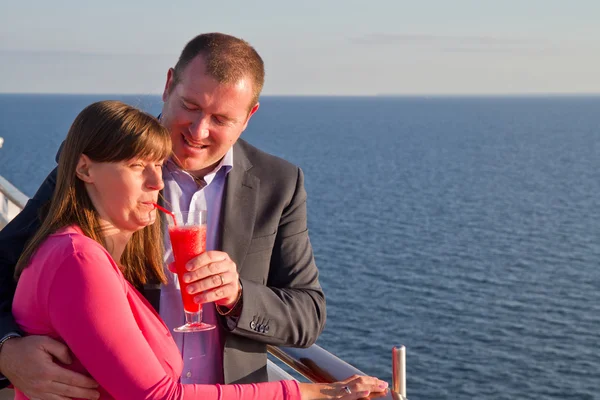 Pareja disfrutando de unas vacaciones en crucero — Foto de Stock