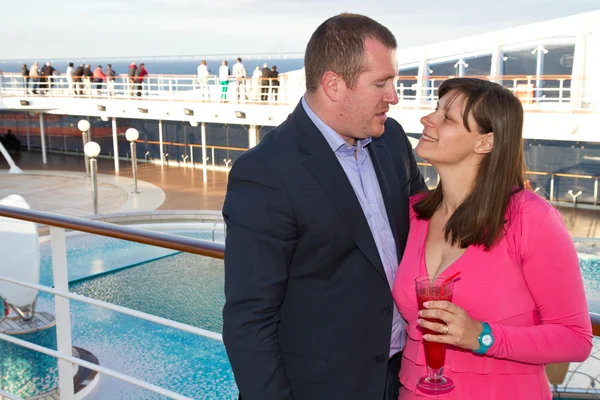 Pareja disfrutando de unas vacaciones en crucero — Foto de Stock