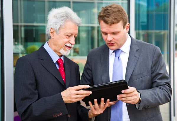 Dos socios hombres de negocios hablando de proyecto — Foto de Stock