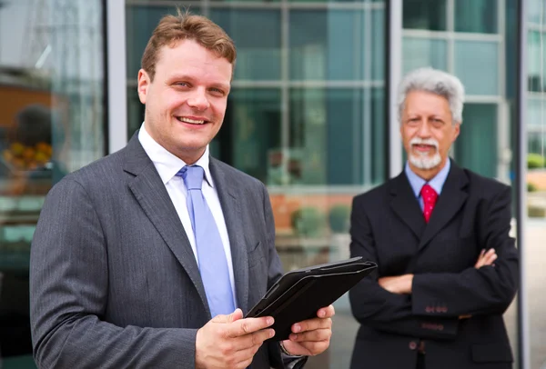 Twee zakenmannen met een Tablet PC — Stockfoto