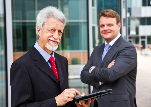 Deux hommes d'affaires avec une tablette — Photo