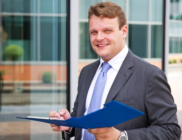 Porträt eines gutaussehenden Geschäftsmannes — Stockfoto