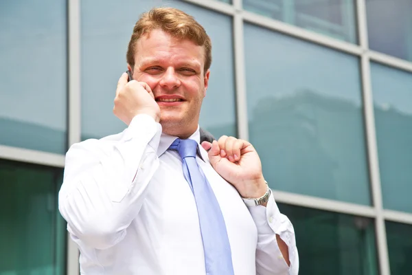 Portrait d'un jeune homme d'affaires parlant au téléphone — Photo