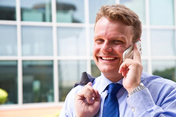 Portret młodego biznesmena rozmawiającego przez telefon — Zdjęcie stockowe