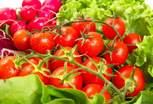 Beyaz arka planda olgun kiraz domatesleri — Stok fotoğraf