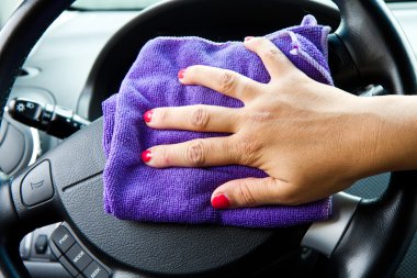 Kadın eli mikrofiber bezle arabanın parlatma