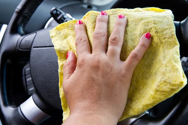 Mano de mujer con rueda de pulido de tela de microfibra de un coche — Foto de Stock
