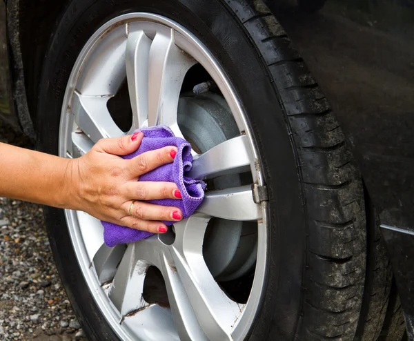 Buiten band Autowassen met spons — Stockfoto