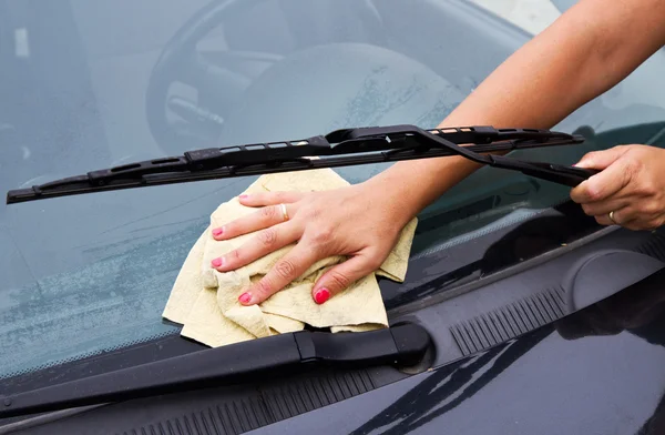 Lavado de coches con paño y cubo — Foto de Stock