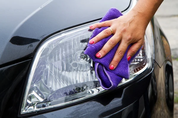 Main avec un essuyez le polissage de voiture — Photo
