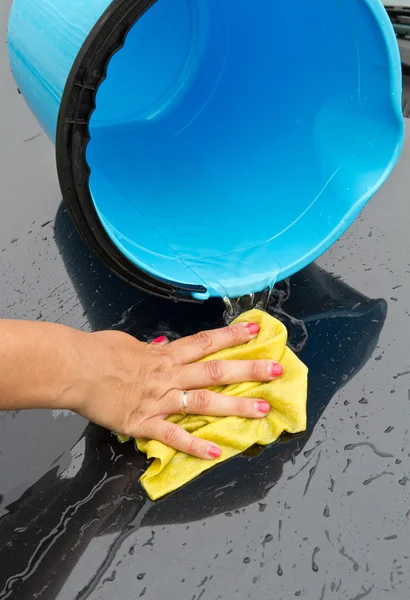 Lavagem de carro com pano e balde — Fotografia de Stock