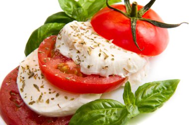 domates ve mozzarella ile fesleğen yaprağı