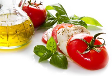 domates ve mozzarella ile fesleğen yaprağı