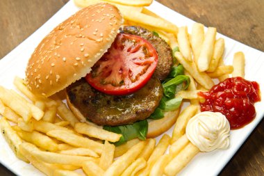 Hamburger topuz patates kızartması ile
