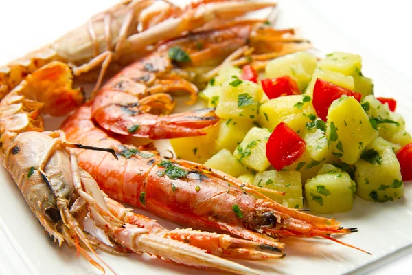 Grilled prawns with potatoes — Stock Photo, Image
