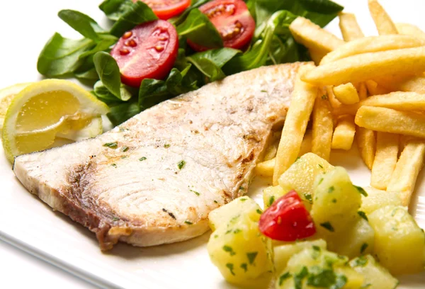 Grilled swordfish with potatoes and salad — Stock Photo, Image