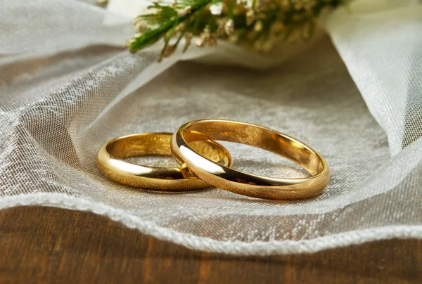 Anillos de boda con ramo de orquídeas — Foto de Stock