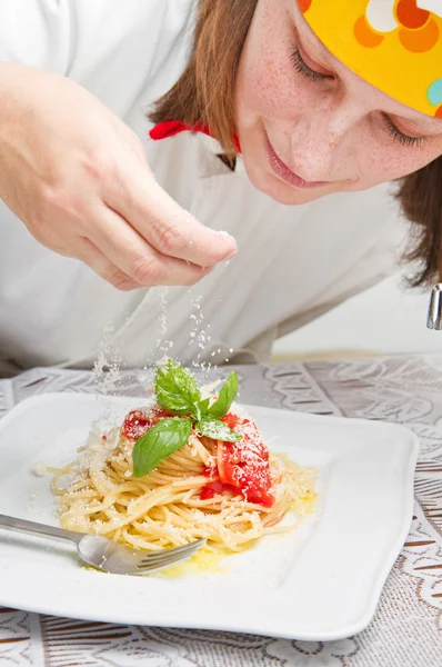 Şef garnitür bir İtalyan makarna yemek peynir ile gülümseyen — Stok fotoğraf